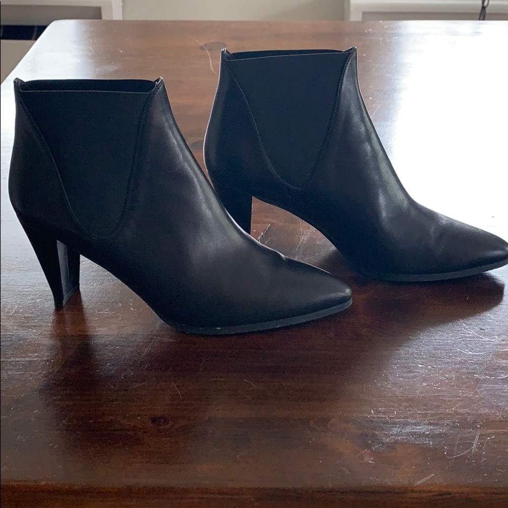 Beautiful leather Stuart Weitzman Booties! Sz 8